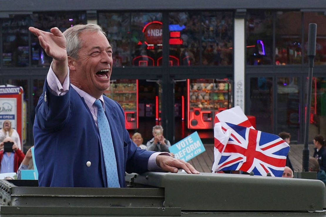 El líder del partido Reform UK, Nigel Farage, llega a Clacton-on-Sea, Reino Unido, para pronunciar un discurso ante sus simpatizantes el 3 de julio.