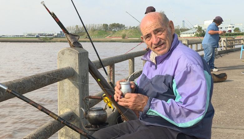 Domingo Grazioso consume su líquido en la ribera oeste del Río de la Plata. Como él, los argentinos promedian unos 6,7 kilos per cápita anuales.
