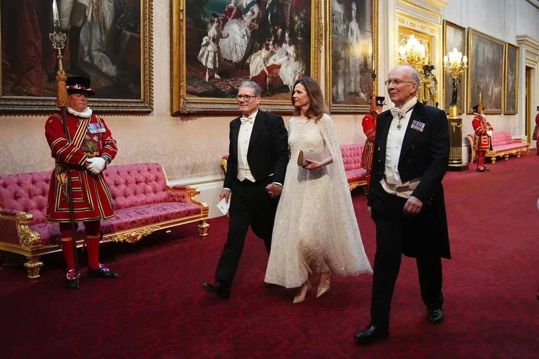 La pareja dirigiéndose al Banquete de Estado para el Emperador Naruhito y su esposa la Emperatriz Masako de Japón en el Palacio de Buckingham, Londres, en junio.