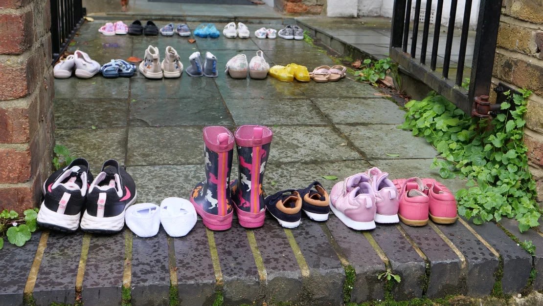 Manifestantes pro palestinos dejan una muestra de zapatos de niños frente a la casa de los Starmers en el norte de Londres a principios de este año.