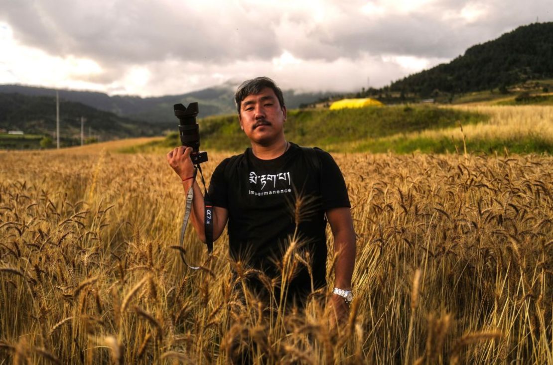 Tandin Phubz, creador de Humans of Thimpu, rara vez se encuentra sin una cámara en la mano. Crédito: Tandin Phubz