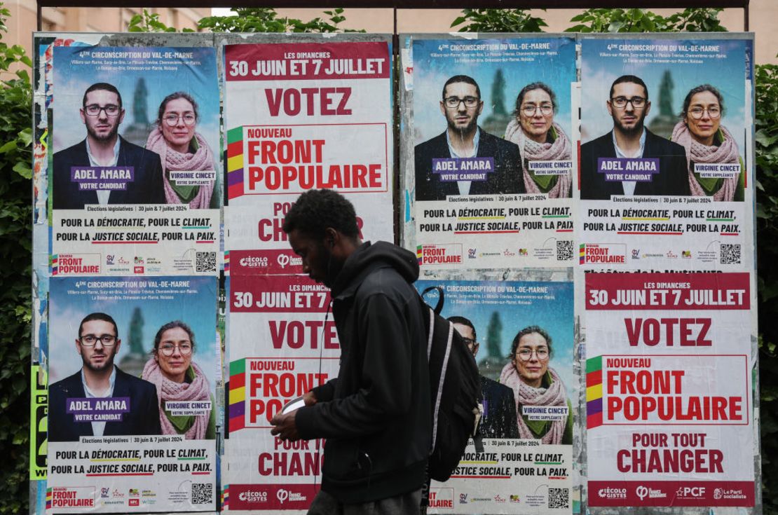 Un hombre pasa junto a carteles electorales en medio de la campaña política en Villiers-sur-Marne el 5 de julio de 2024.