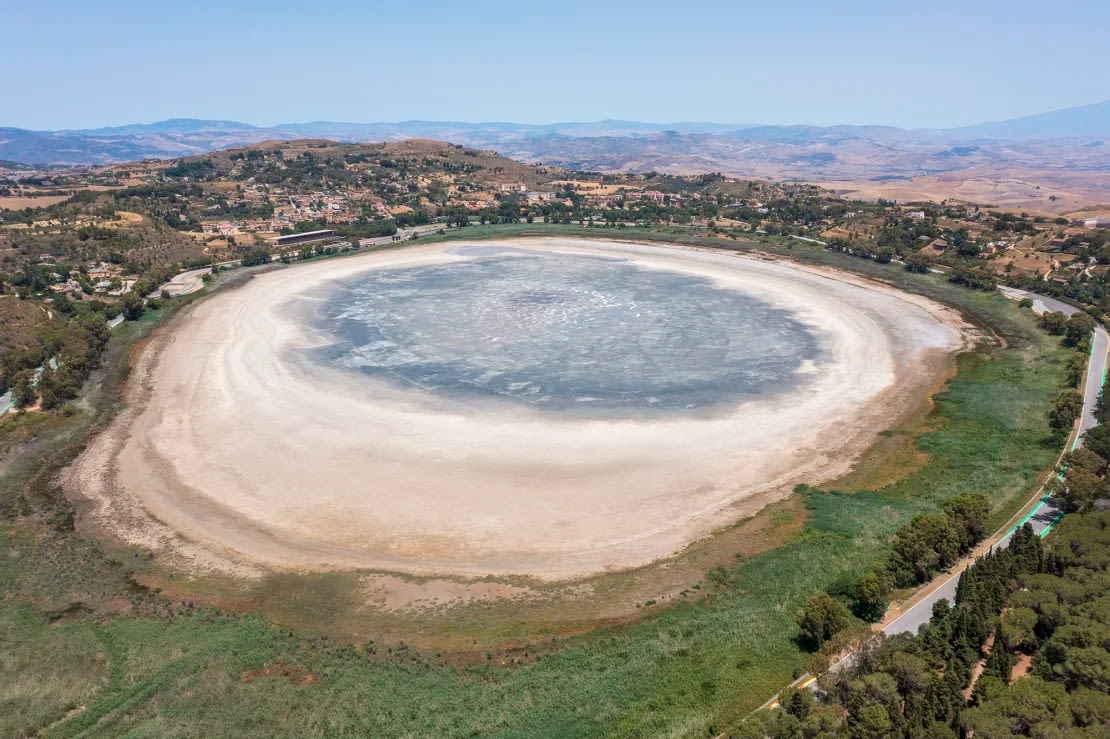 El lago de Pergusa, en el centro de Sicilia, se alimenta de la lluvia y las aguas subterráneas, y no tiene entradas ni afluentes.