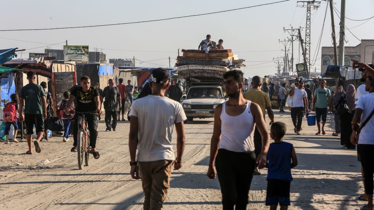 Los palestinos empacan sus pertenencias y huyen después de los ataques israelíes en Rafah en Gaza, el 21 de junio.