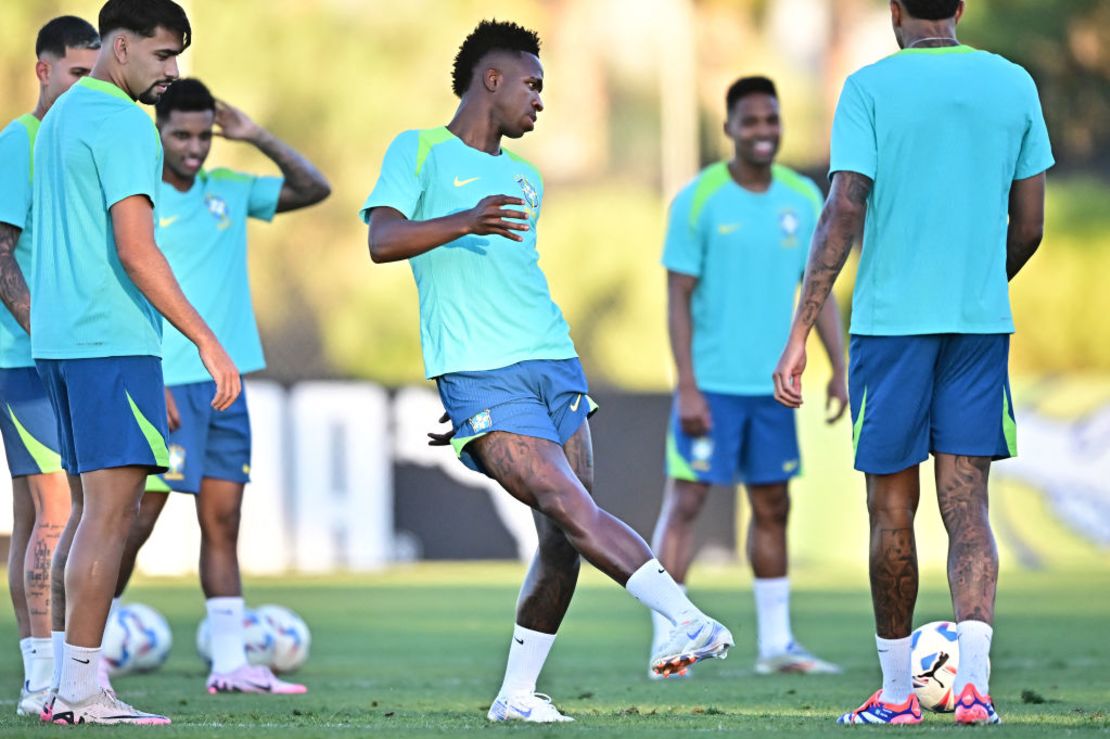 Vinicius Junior pasa el balón durante un entrenamiento un día antes del partido de cuartos de final del torneo Conmebol Copa América 2024 entre Uruguay y Brasil en Las Vegas, Nevada, el 5 de julio de 2024.