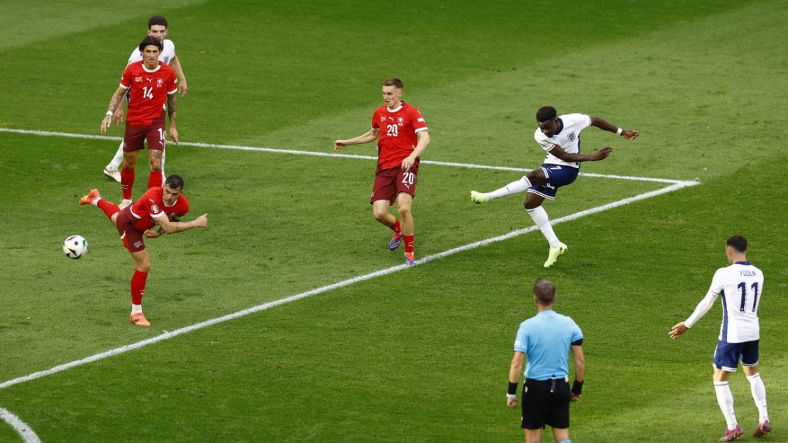 Bukayo Saka anota el gol de Inglaterra contra Suiza.