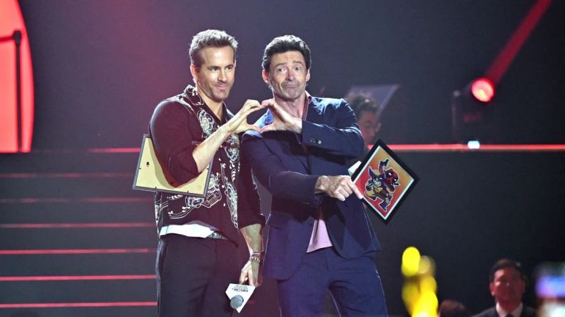 Hugh jackman y ryan reynolds se divierten en la gira promocional de 