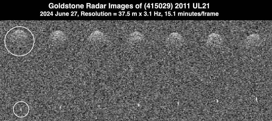 Siete observaciones de radar muestran el asteroide 2011 UL21, de un kilómetro de ancho, durante su aproximación a la Tierra el 27 de junio a unos 6 millones de kilómetros de distancia. El asteroide y su pequeña Luna aparecen rodeados de blanco.