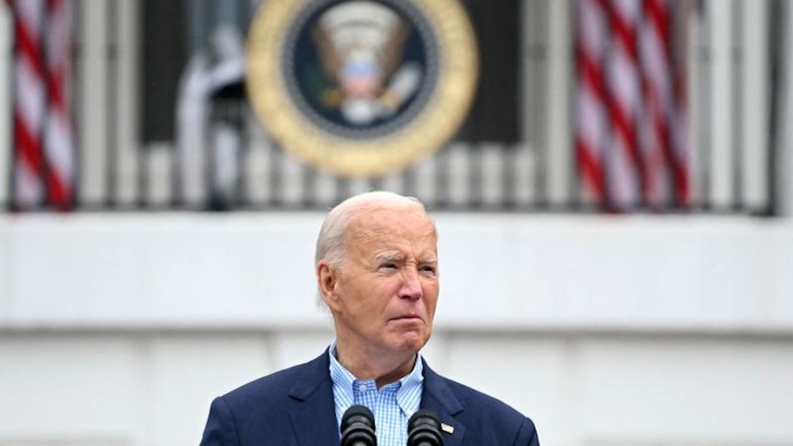 El presidente Joe Biden habla durante una barbacoa para familias de militares en activo en la Casa Blanca el 4 de julio de 2024.