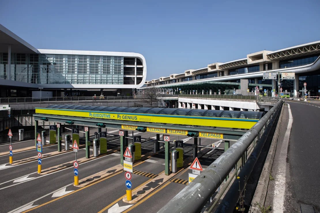 El aeropuerto internacional es el segundo más transitado de Italia por número de pasajeros.