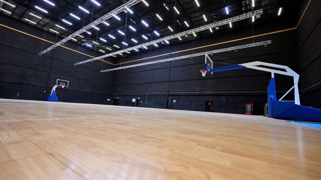 Una vista de la cancha de entrenamiento de baloncesto durante la visita de medios de comunicación de la villa olímpica y paralímpica de París 2024 el 2 de julio 2024 en París, Francia.