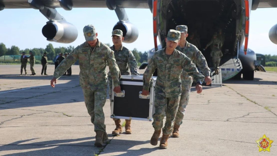 Tropas chinas llegan a Belarús en esta foto facilitada por el Ministerio de Defensa de Belarús