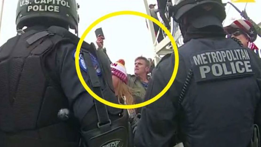 Esta imagen del video corporal del Departamento de Policía Metropolitana de Washington, publicada y comentada por el Departamento de Justicia en la declaración de los hechos que apoyan una orden de arresto contra Jay James Johnston, muestra a Johnston, rodeado en amarillo, en el Capitolio de EE.UU. el 6 de enero de 2021, en Washington. Crédito: Departamento de Justicia/AP