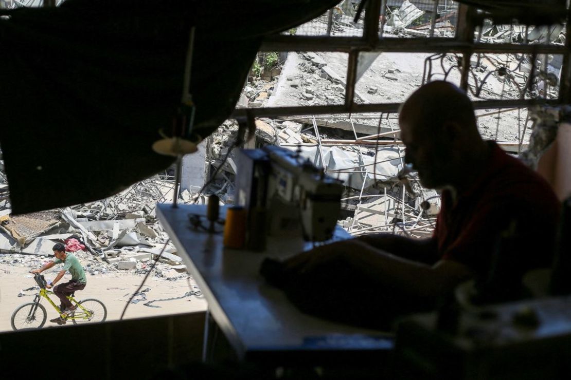 Un sastre palestino trabaja en una fábrica de costura recién reabierta tras recuperar las máquinas de un edificio alcanzado por un ataque israelí, en medio del conflicto entre Israel y Hamas, en Khan Younis, en el sur de Gaza, el miércoles. Crédito: Hatem Khaled/Reuters