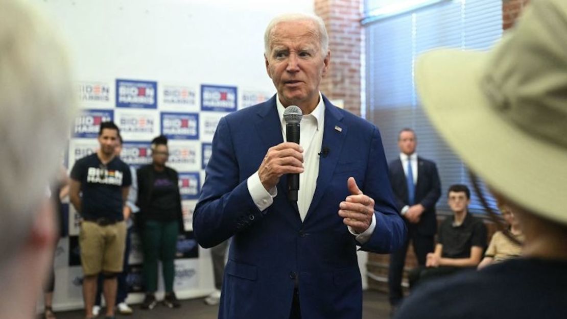 El presidente Joe Biden habla con simpatizantes y voluntarios durante una visita a una oficina de campaña en Filadelfia el 7 de julio de 2024.