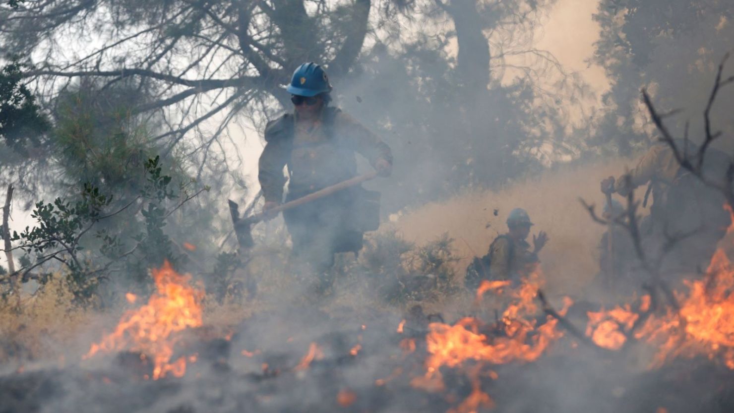  del equipo Arrowhead Hot Shot trabajan para construir una línea de fuego mientras continúan luchando contra el Lake Fire, en el condado de Santa Bárbara, California, el 7 de julio de 2024. El incendio, que comenzó a finales de julio 5 cerca de Zaca Lake, se ha extendido a más de 5.260 hectáreas durante el fin de semana en el condado de Santa Bárbara, lo que provocó advertencias de evacuación, según funcionarios del condado.