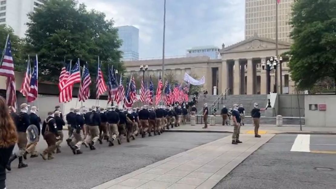 Manifestantes que se cree que están afiliados al grupo supremacista blanco Patriot Front marchan cerca de la Cámara de Representantes de Tennessee y el Capitolio del Estado de Tennessee.