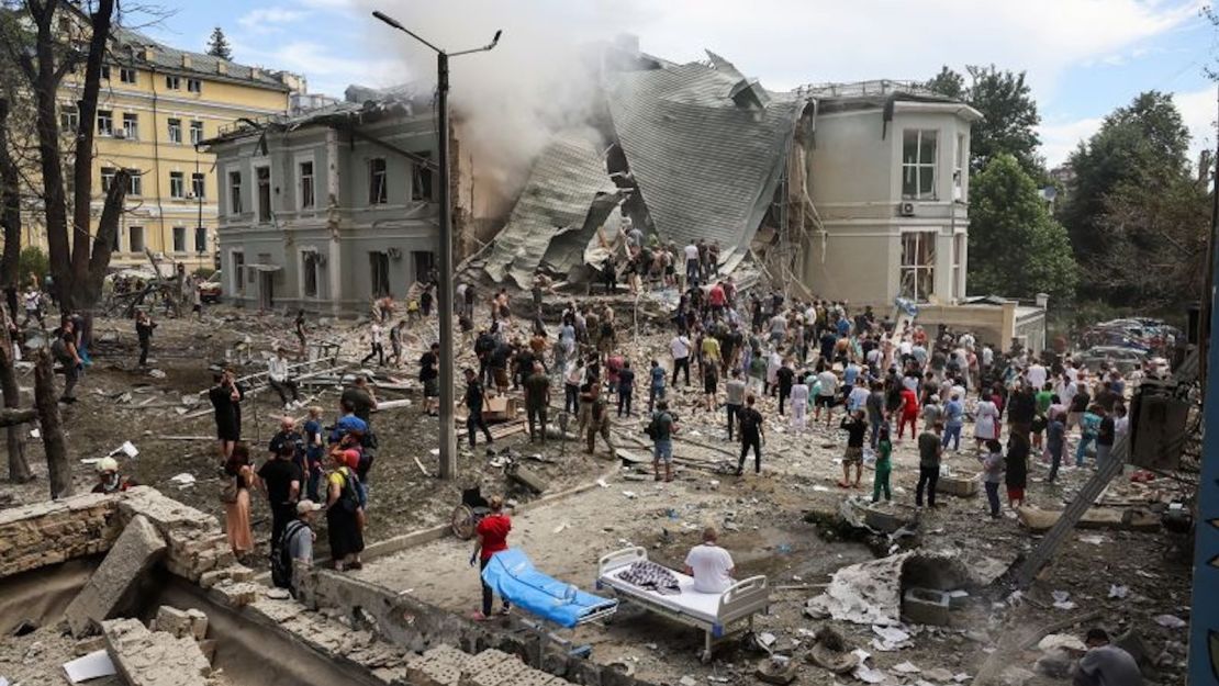 Socorristas trabajan en el hospital Okhmatdyt de Kyiv, que fue bombardeado el 8 de julio de 2024 en un ataque ruso con misiles.