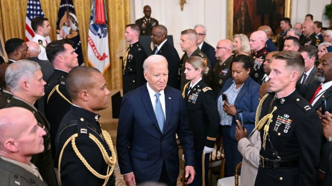 El presidente Joe Biden asiste a la ceremonia de entrega de la Medalla de Honor en la Sala Este de la Casa Blanca en Washington, DC, el 3 de julio.