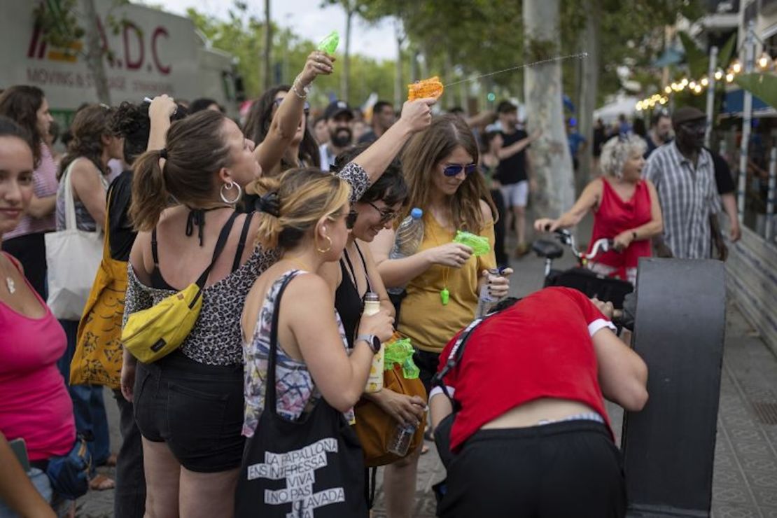 Manifestantes lanzan pistolas de agua durante la protesta del sábado.