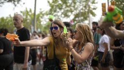 Manifestantes apuntan con pistolas de agua a los visitantes durante las protestas del 6 de julio de 2024.