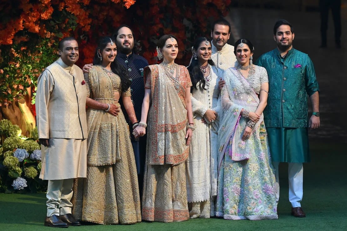 Mukesh Ambani (I) y su esposa Nita (4I) posan con su hijo menor Anant (3I), su prometida Radhika Merchant (2I) y otros miembros de la familia durante la ceremonia de compromiso de Anant en Mumbai el 19 de enero de 2023.