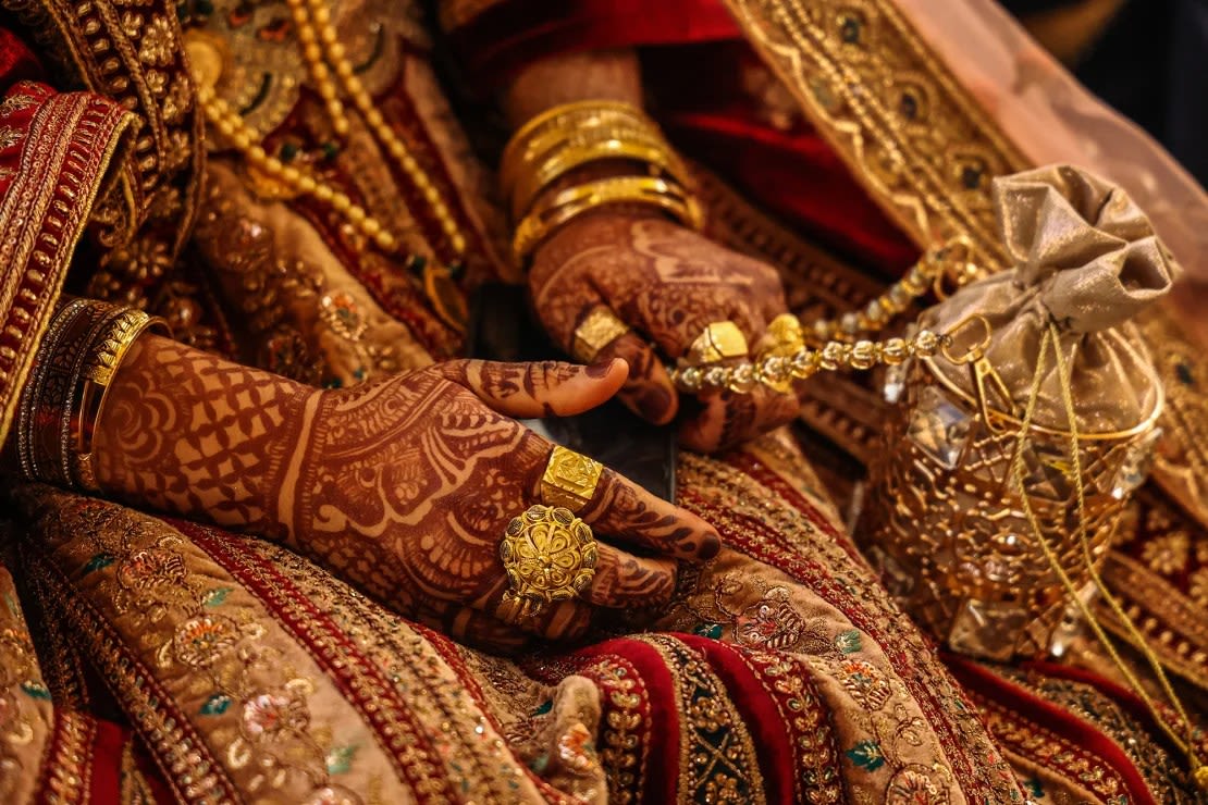 Las manos de una novia pintadas con henna y joyas de oro durante una boda en Jammu y Cachemira, India, el 3 de octubre de 2023.