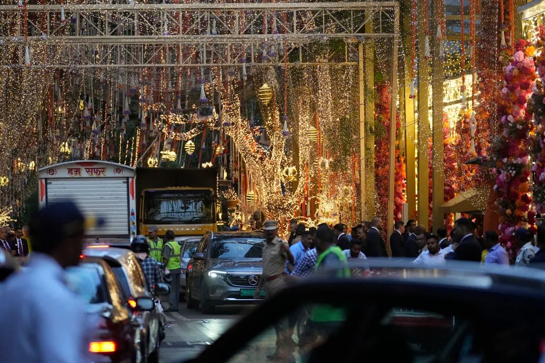 Decoraciones afuera del Antilia durante la ceremonia previa a la boda de Anant Ambani y Radhika Merchant en Mumbai, India, el miércoles 3 de julio de 2024.