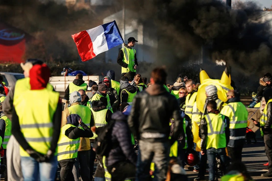 Manifestantes de los "chalecos amarillos" bloquean la carretera de circunvalación de Caen el 18 de noviembre de 2018 en Caen, Normandía.