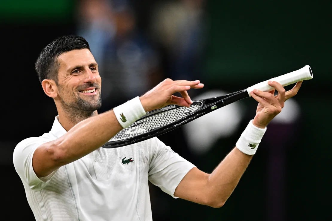 Djokovic finge tocar el violín para su hija mientras celebra la victoria contra el danés Holger Rune. Crédito: Andrej Isakovic/AFP/Getty Images