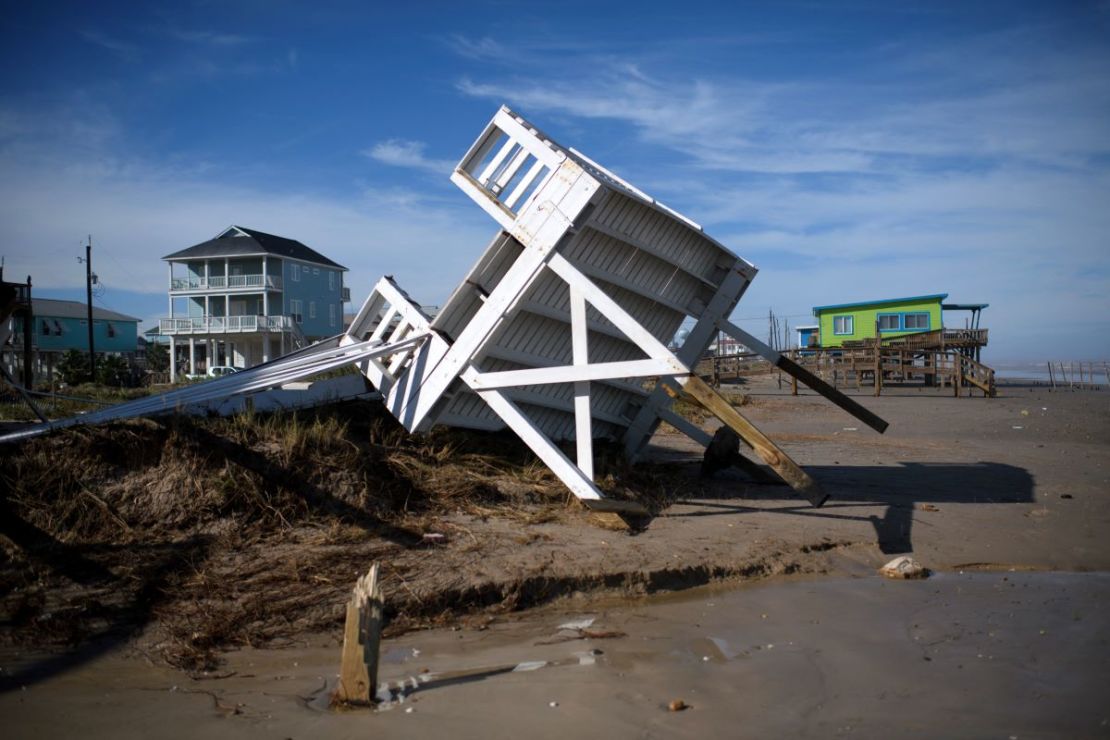 Los restos de un muelle se ven en la arena después del paso del huracán Beryl en Surfside Beach, Texas, el 8 de julio de 2024.