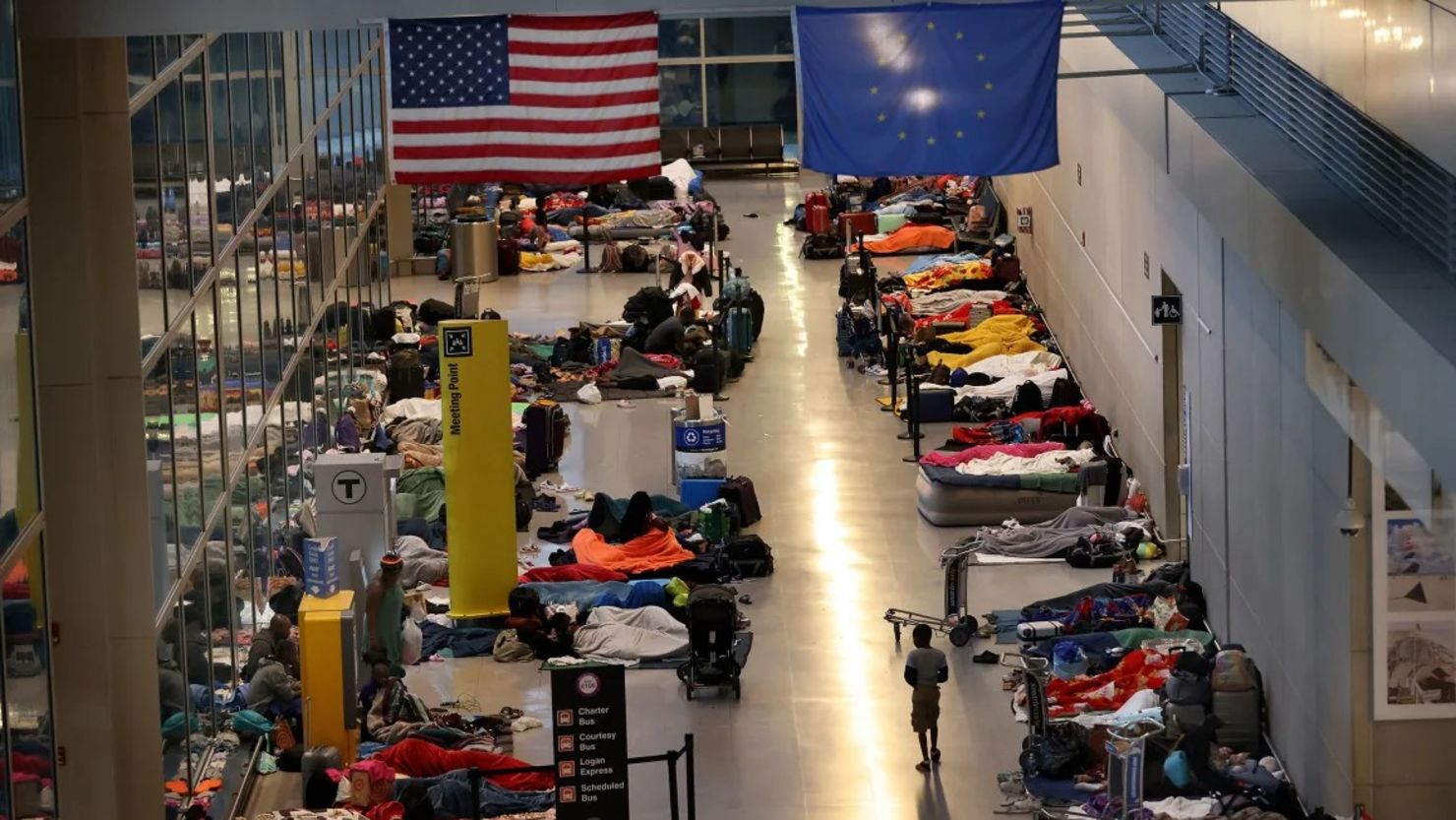 Esta fotografía de archivo del 22 de mayo muestra un campamento improvisado de familias inmigrantes en la Terminal E del Aeropuerto Internacional Logan de Boston. Crédito: David L. Ryan/The Boston Globe/Getty Images
