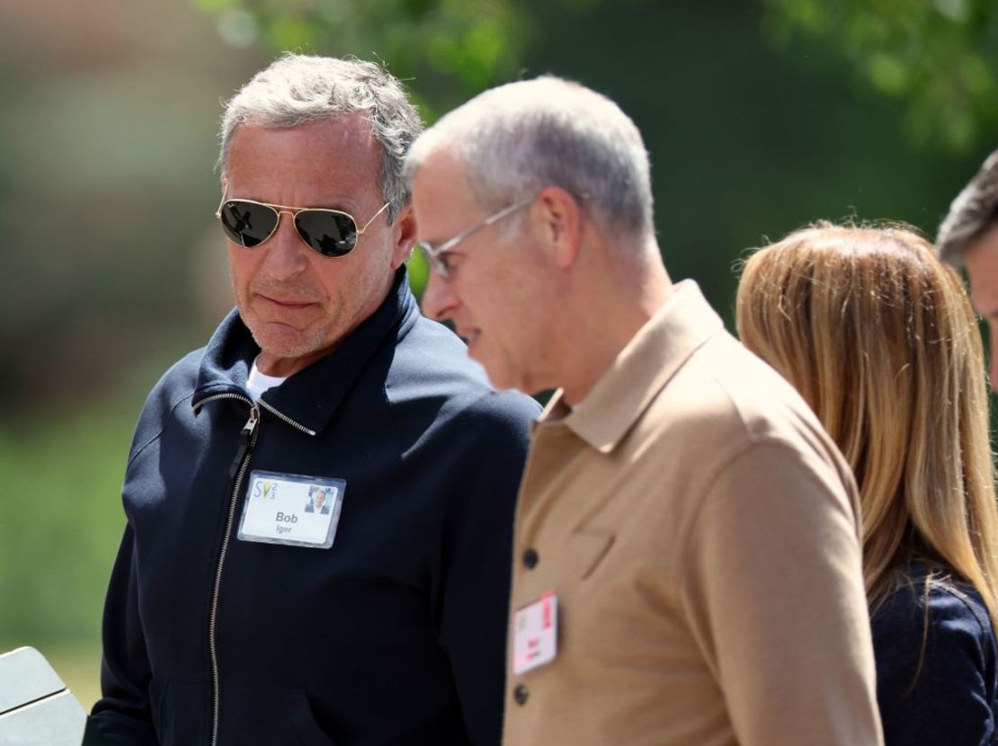 Bob Iger, CEO de Disney y uno de los líderes empresariales más conocidos del planeta, lució una etiqueta con su nombre y unas gafas de aviador en la cumbre de Sun Valley del año pasado. Crédito: Kevin Dietsch/Getty Images