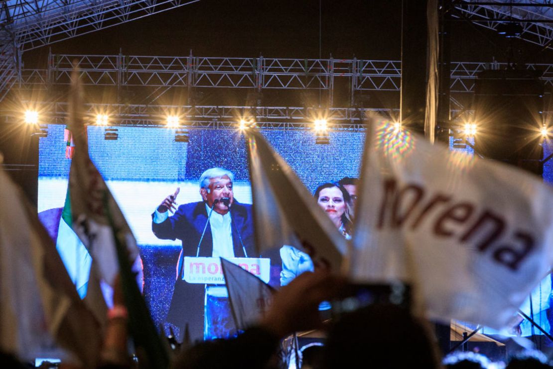 Andrés Manuel López Obrador habla en el Zócalo de la Ciudad de México tras ganar las elecciones presidenciales del 1 de julio de 2018.