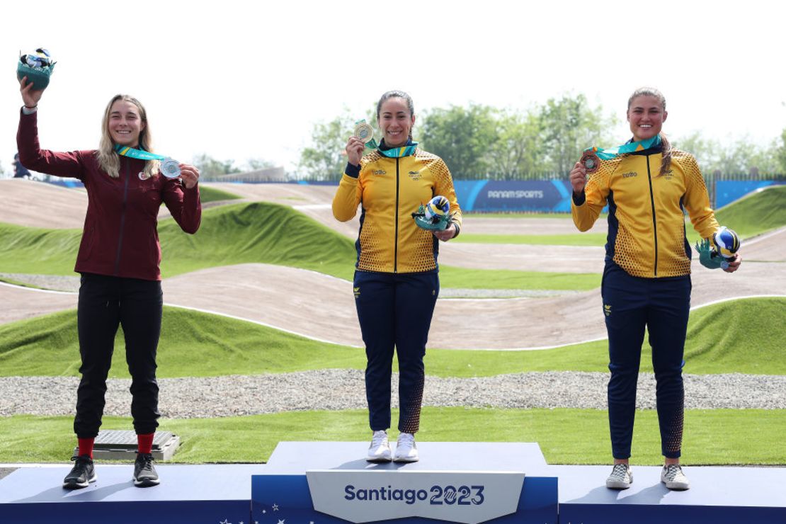 (De izquierda a derecha) La medallista de plata Molly Simpson del equipo de Canadá, la medallista de oro Mariana Pajón de Colombia y la medallista de bronce Gabriela Bolle de Colombia posan en el podio del BMX femenino, en el Parque Peñalolén, en el día 2 de los Juegos Panamericanos Santiago 2023, el 22 de octubre de 2023 en Santiago, Chile.