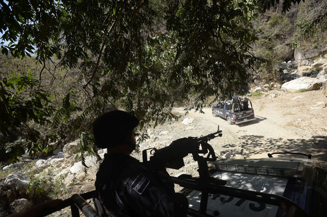 Agentes federales vigilan una zona donde hay presencia del crimen organizado en Arteaga, Michoacán. (ALFREDO ESTRELLA/AFP/Getty Images/Archivo).