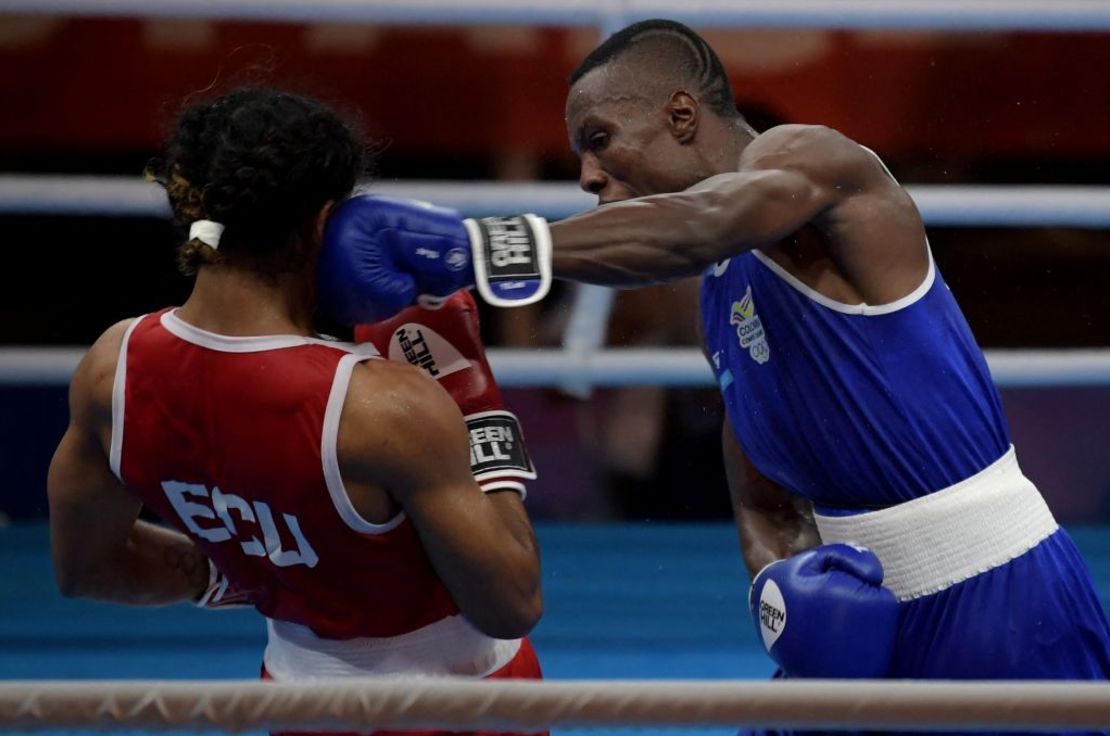 El boxeador colombiano Yilmar González (a la derecha) pelea contra el ecuatoriano Jean Caicedo durante la final de boxeo masculino 52-57kgs de los XIX Juegos Bolivarianos en Valledupar, departamento de Cesar, Colombia, el 30 de junio de 2022. González ganó la medalla de oro.