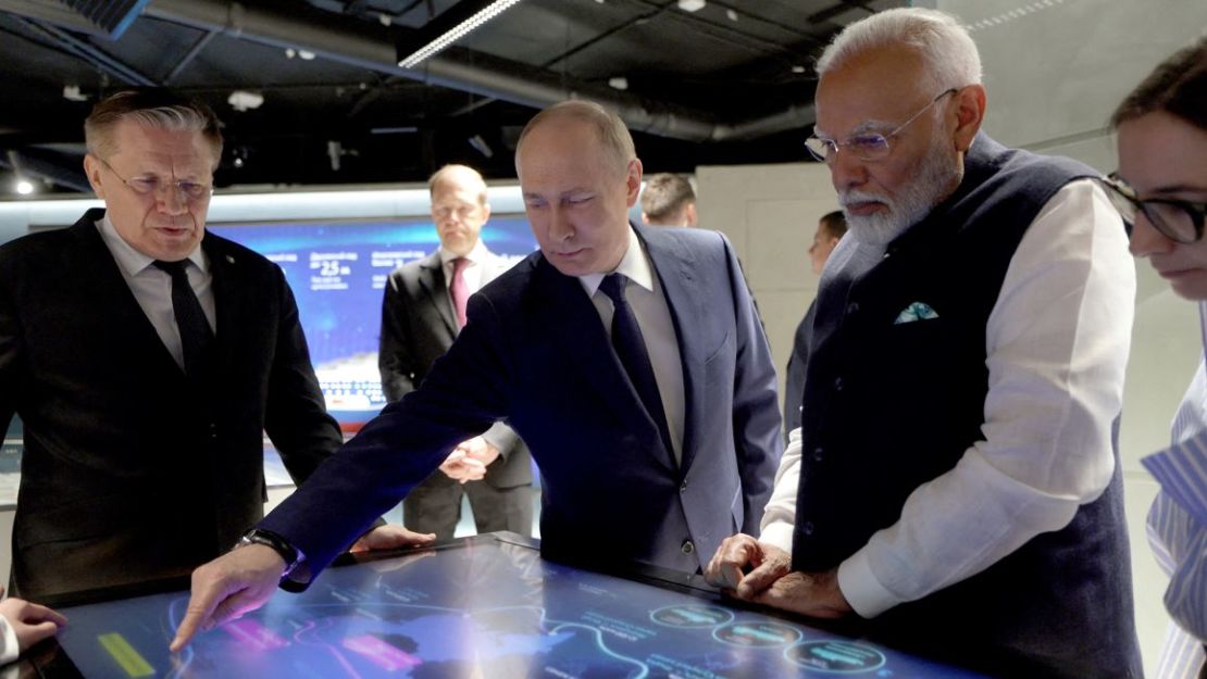 El presidente de Rusia, Vladímir Putin, y el primer ministro de la India, Narendra Modi, recorren el pabellón Atom, un centro de exposiciones diseñado para mostrar los logros de Rusia en materia de energía nuclear, en Moscú, el 9 de julio de 2024. Crédito: Gavriil Grigorov/AFP/Getty Images