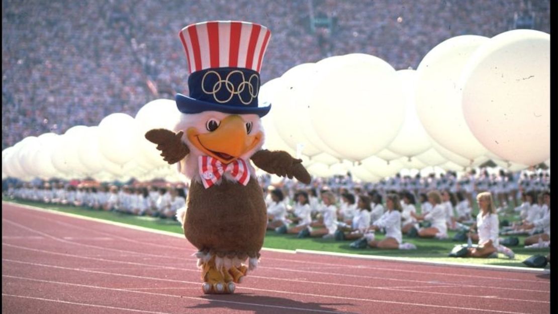 Sam el Águila, la mascota de los Juegos Olímpicos de Los Ángeles 1984, se pasea por el estadio durante la ceremonia de inauguración.