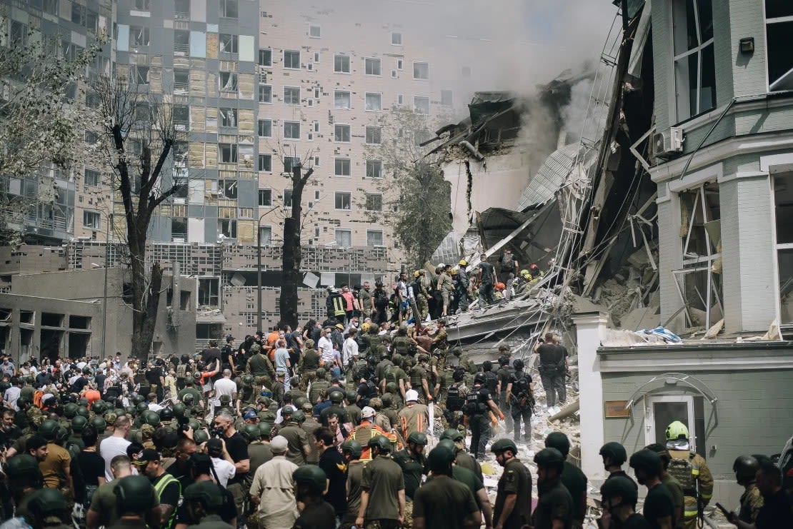 La gente limpia los escombros de un edificio del hospital infantil más grande de Ucrania, que fue parcialmente destruido por un ataque con misiles rusos el 8 de julio de 2024 en Kyiv, Ucrania.