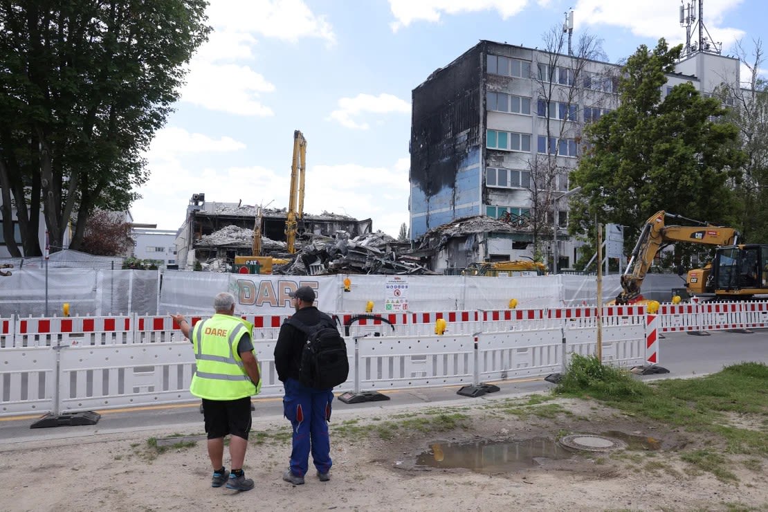 Trabajos de demolición en las instalaciones metalúrgicas de Diehl Metal Applications en Berlín, Alemania, después de que fueran destruidas por un incendio que algunos creen que fue provocado por Rusia.