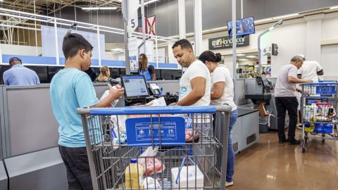 Cliente de Walmart que utiliza el autopago en North Miami Beach, Florida.