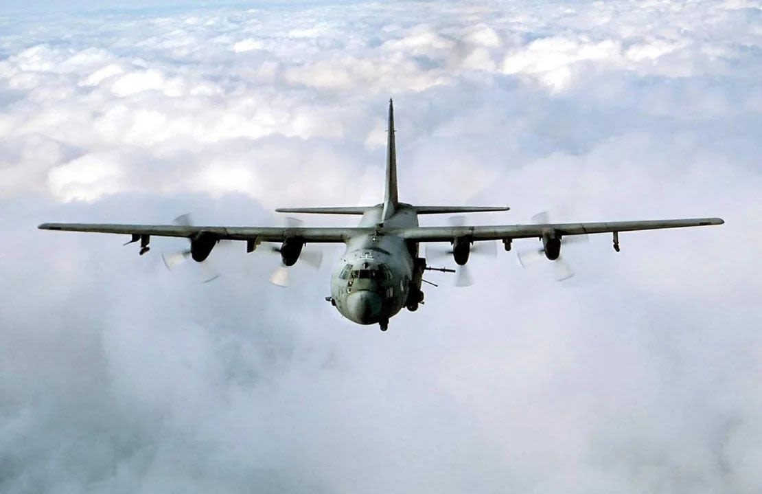 Las misiones principales del avión de combate AC-130 son el apoyo aéreo cercano, la interdicción aérea y la protección de la fuerza.