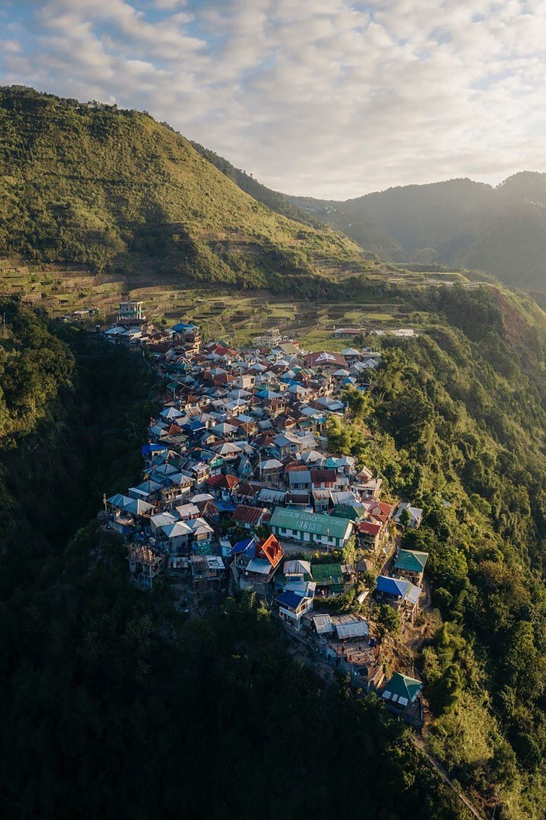 Buscalan está enclavada entre terrazas de arroz y montañas onduladas en la provincia filipina de Kalinga. Crédito: Cortesía de Emmett Sparling