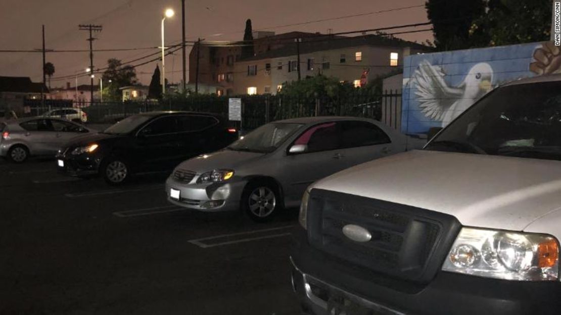 Los residentes de automóviles sin hogar se acomodan para pasar la noche en un estacionamiento de Safe Parking LA en Koreatown.