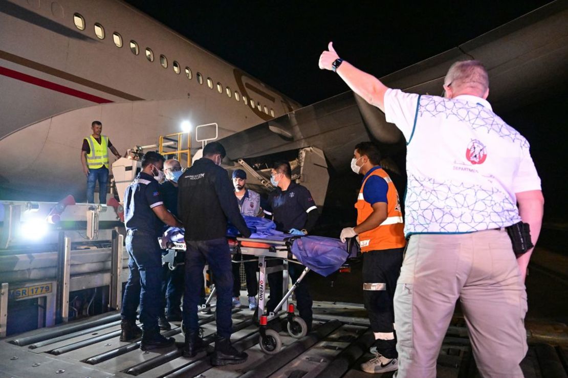 Un palestino herido evacuado de Gaza es transportado a un avión emiratí en el aeropuerto egipcio de Arish, para recibir tratamiento en Emiratos Árabes Unidos, el 5 de julio. Crédito: Giuseppe Cacace/AFP/Getty Images