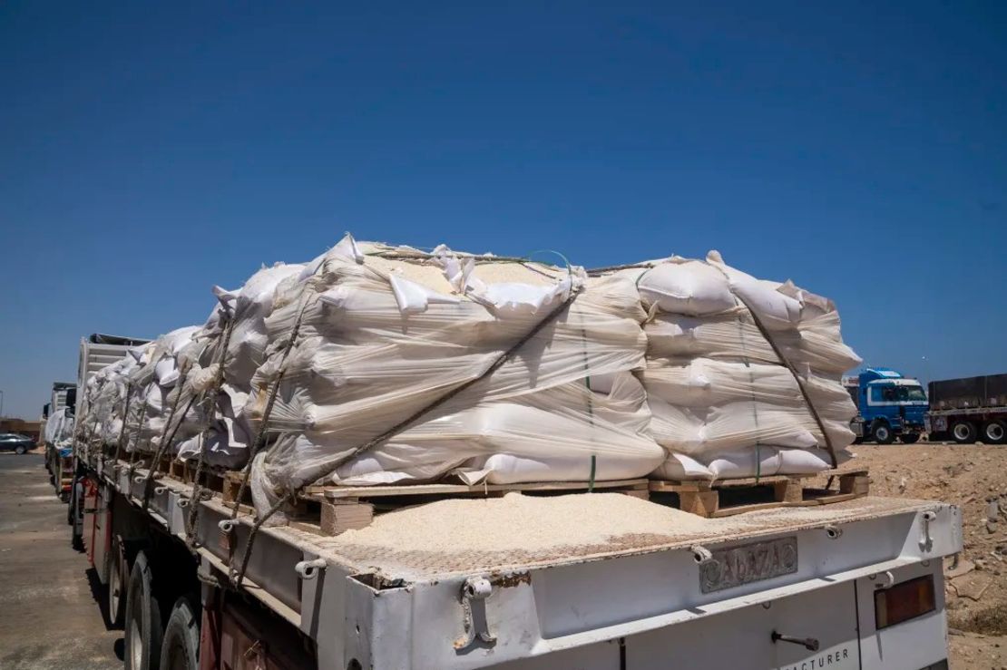 Camiones de ayuda cargados con suministros para Gaza hacen fila en Arish tras el cierre del paso fronterizo de Rafah, en Arish, Egipto, el martes. Crédito: Ali Moustafa/Getty Images