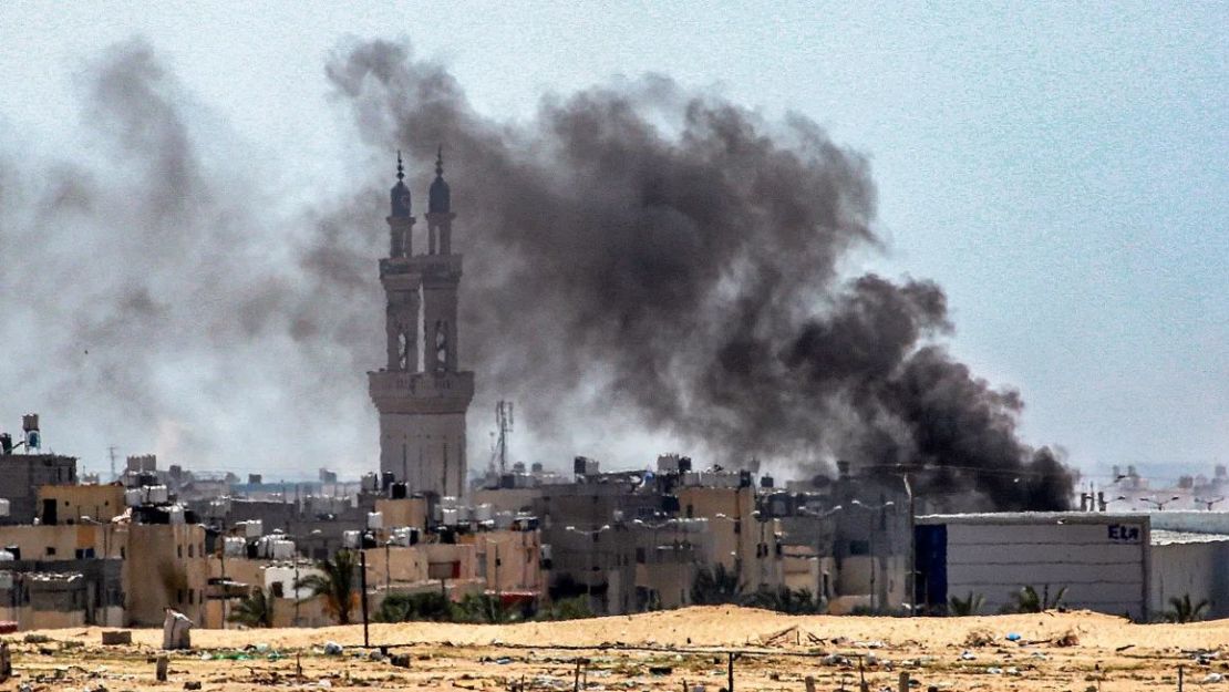 Esta imagen tomada desde Khan Yunis, en el sur de la Franja de Gaza, muestra columnas de humo que se elevan durante las batallas en curso en el barrio de Sultan, en el noroeste de Rafah, el 18 de junio de 2024, en medio del conflicto en curso en el territorio palestino entre Israel y Hamas. Crédito: Bashar Taleb/AFP/Getty Images.