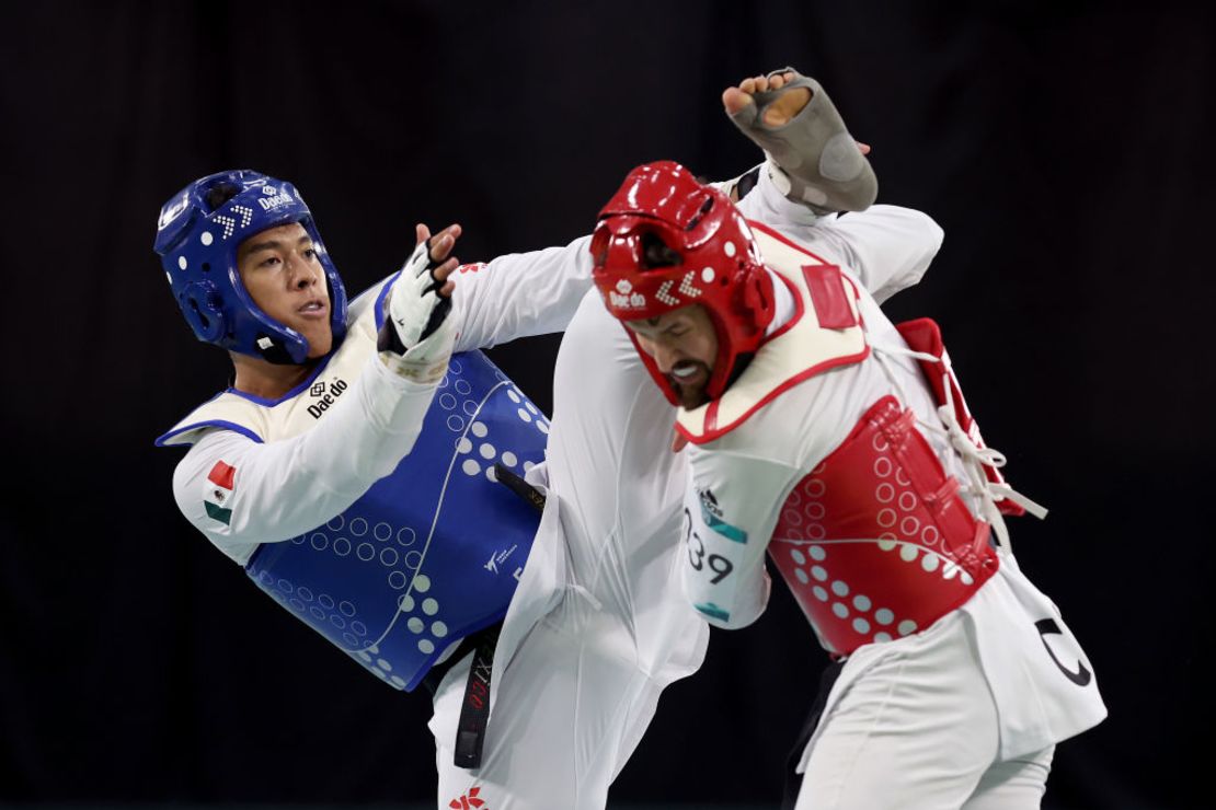 El mexicano Carlos Sansores Acevedo (a la izquierda) compite contra el canadiense Marc-andre Bergeron en las semifinales de Taekwondo Kyorugi +80 kg masculino, en el Parque Deportivo Estadio Nacional, durante el tercer día de los Juegos Panamericanos Santiago 2023, el 23 de octubre de 2023, en Santiago, Chile.