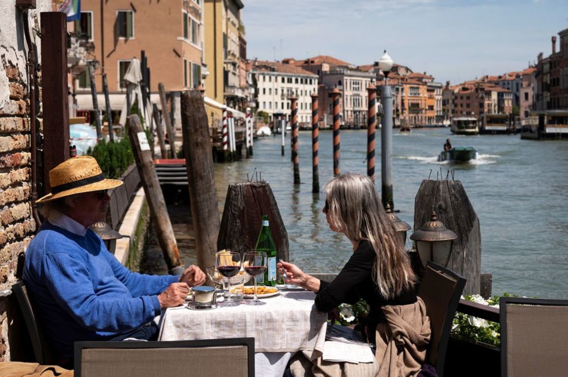 Algunos europeos prefieren el agua con gas cuando comen en restaurantes. Crédito: Marco Bertorello/AFP/Getty Images